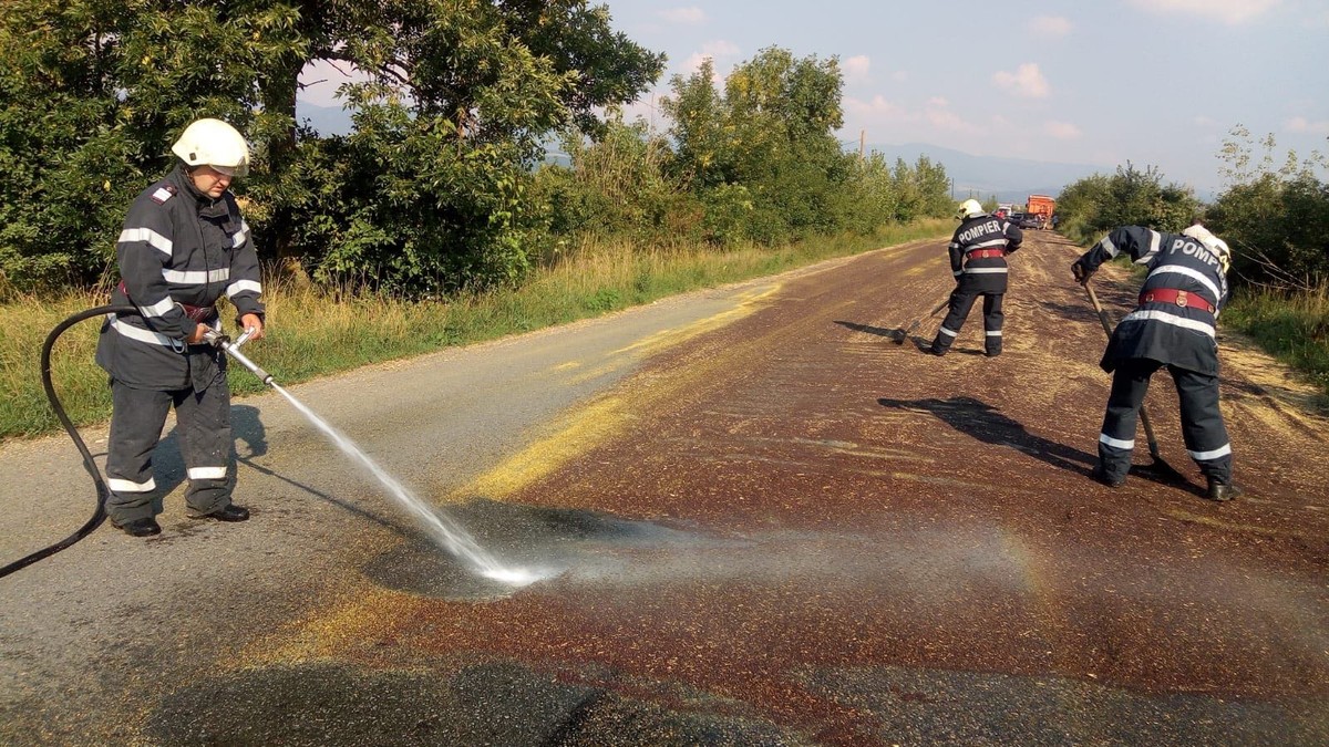 Accident pe DN 57, în Caraș-Severin. Două mașini s-au ciocnit din cauza rapiței scurse dintr-un camion pe șosea
