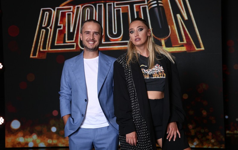 Când începe „Stand-Up Revolution”, sezonul 2. Șerban Copoț și Ilona Brezoianu vor prezenta show-ul de la Antena 1