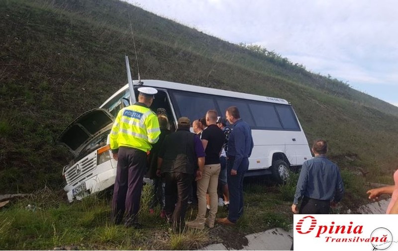 UPDATE: Accident mortal pe autostrada A1, între Sebeș și Deva. Șoferul unui microbuz cu elevi a murit