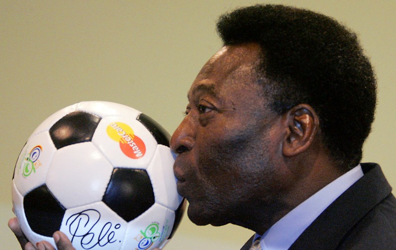 Pele va fi înmormântat marţi. Brazilia a decretat trei zile de doliu