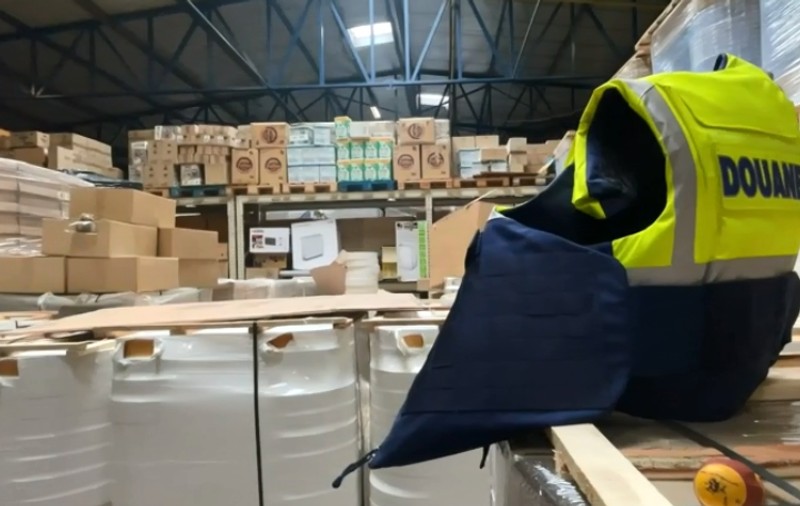 12 români și moldoveni au fost reținuți în Belgia, după o descindere într-o fabrică ilegală de țigări: „25 de camioane pentru a transporta toată marfa confiscată”