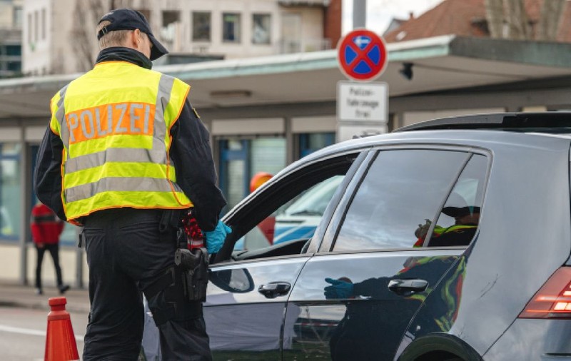 Un șofer oprit în trafic le-a arătat polițiștilor permisul românesc și nu a mai fost lăsat să plece, în Germania