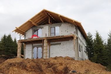 Construcţii abandonate pe Vârful lui Roman