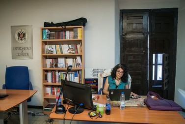 Oana, în biroul ei de la Universitate