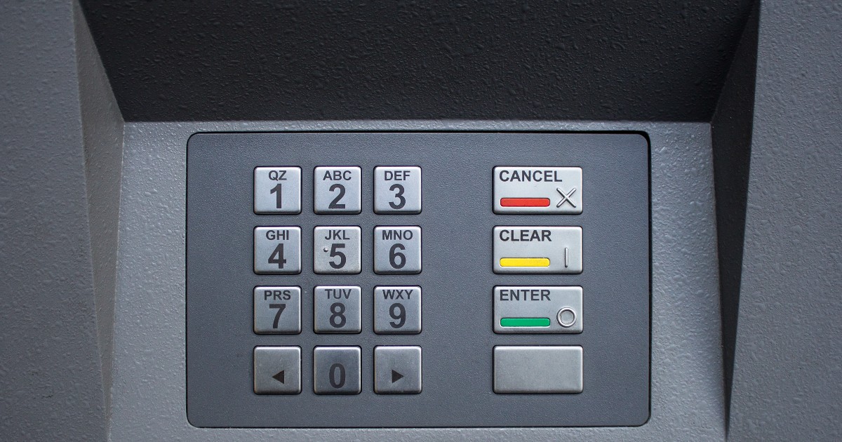 Imagine văzută de sus cu tastatura de la bancomat
