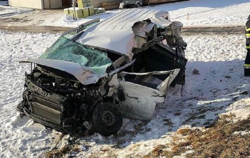 Patru români, răniți într-un accident de microbuz în Austria. Vehiculul a fost distrus după ciocnirea cu un camion