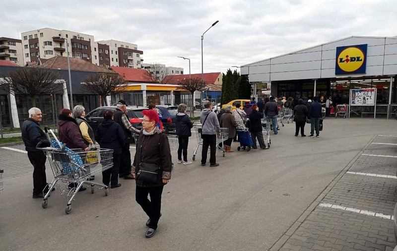 Măsuri severe luate de lanţurile de magazine în criza de coronavirus. Un hipermarket a pus gardieni la uşă