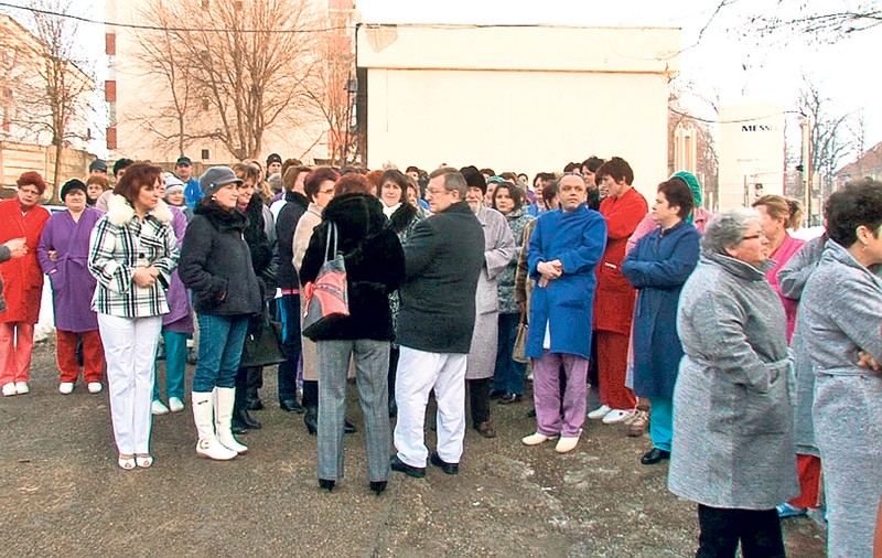 Medicii vasluieni, scoşi în stradă de bonurile de masă