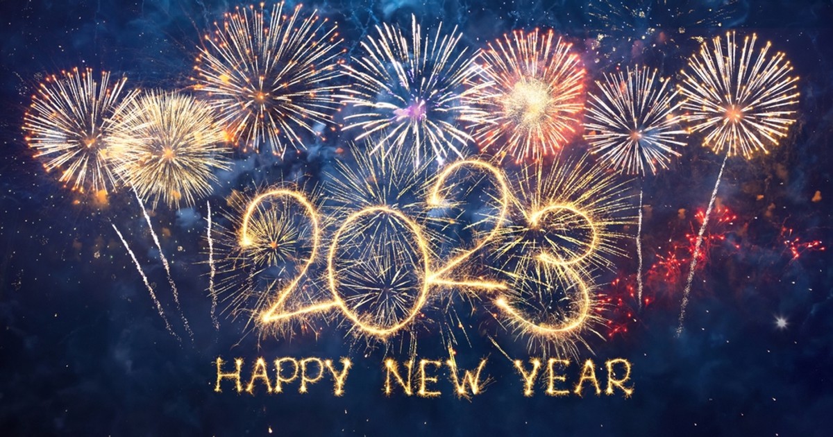Cum funcţionează artificiile - Imagine cu un foc de artificii, care formează anul 2023 şi cuvintele Happy New Year