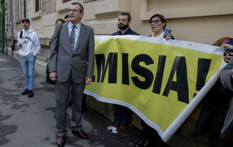 A doua zi de protest în fața Ministerului Educației față de plagiatul lui Cîmpeanu. Mai multe personalități îi cer demisia ministrului
