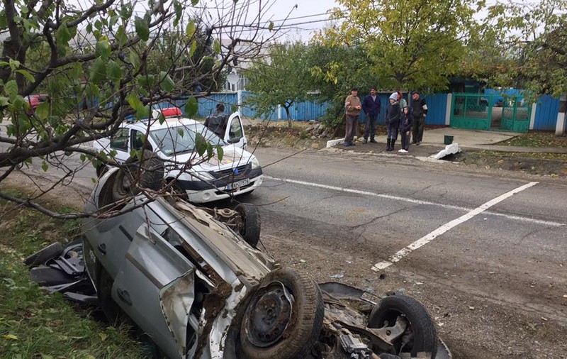 Dumnezeul bețivilor! A scăpat teafăr din acest accident! Martorii l-au găsit mâncând sticksuri