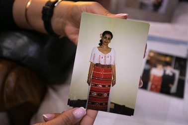 Bilquis poartă un costum tradițional românesc la o nuntă din Piatra Neamț