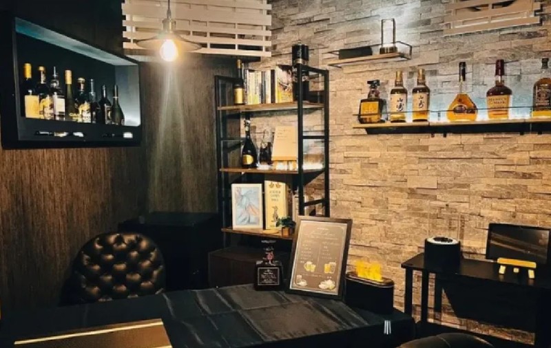 Barul care oferă băuturi gratis celor care vor să-și dea demisia: „Nu e nevoie de CV, nu trebuie să vii în costum”