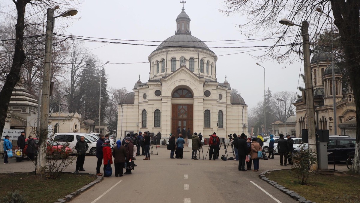 Monica Pop, imaginea tristeții la biserica unde este depus trupul neînsuflețit al Cristinei Țopescu