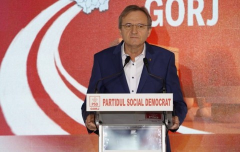 Mihai Weber în costum negru care se află la un pupitru pe care scrie Partidul Social Democrat 