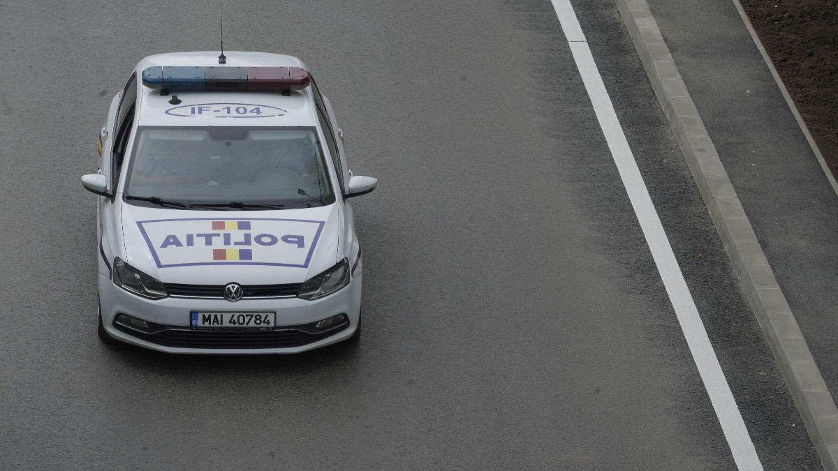 Un bărbat a fost reținut pentru 24 de ore după ce a atacat doi polițiști în timpul unui control rutier Foto: Hepta