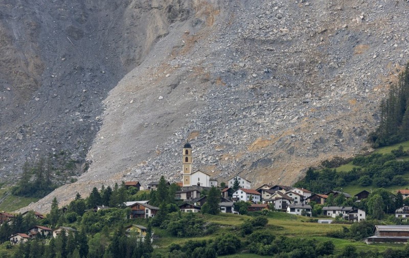 FOTO: Un sat elvețian a scăpat „la limită” să fie înghițit de o alunecare de teren masivă