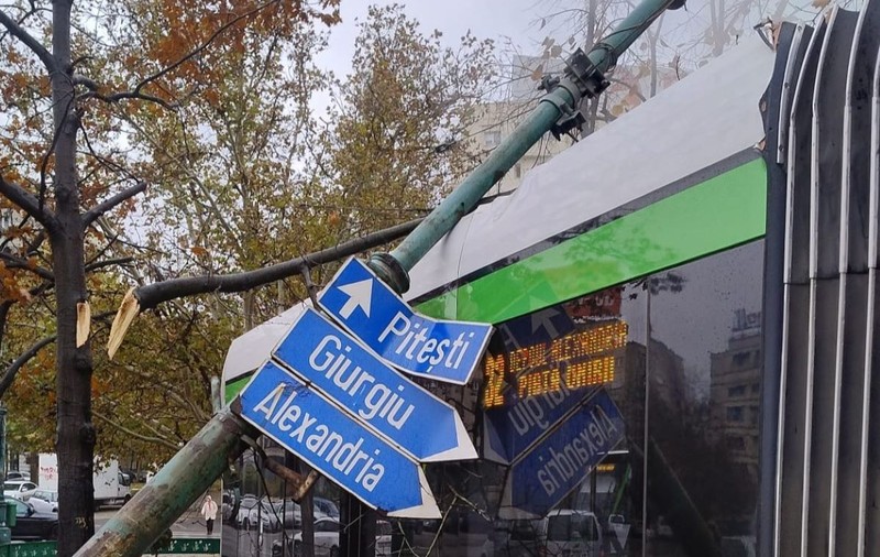 Un stâlp a căzut peste un tramvai în București. Patru linii, blocate în Piața Unirii