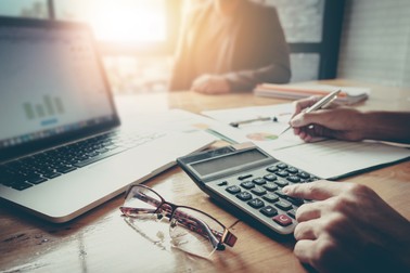 Un contabil poate fi ajutor dacă ai un număr mare de tranzacții la bursă | Foto: Shutterstock