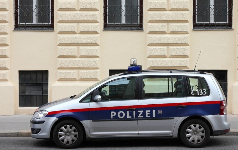 Mașină de poliție parcată lângă un bloc