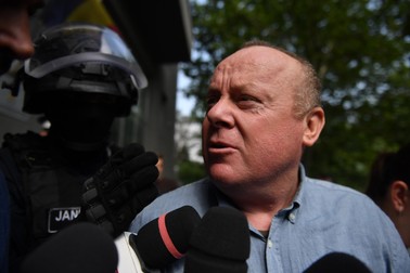 Viorel Pasca, liderul Asociatiei Dumbrava - Dumnezeu Poarta de Grija, la iesirea din sediul central al DIICOT. Foto: Agerpres