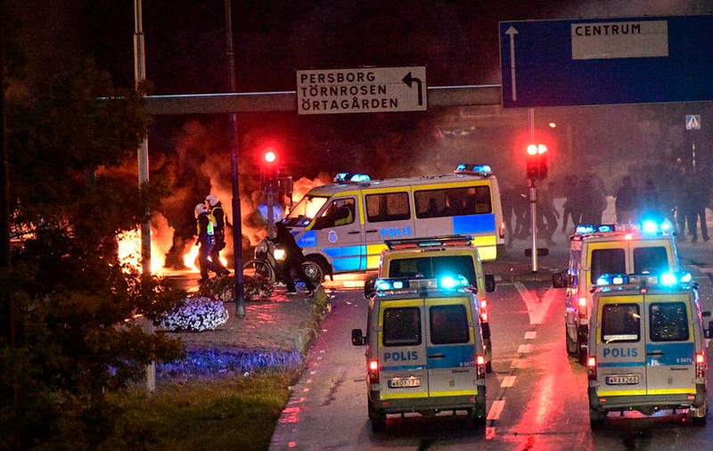 Violențe în orașul suedez Malmö după ce un Coran a fost ars de extremiști. 15 persoane au fost arestate