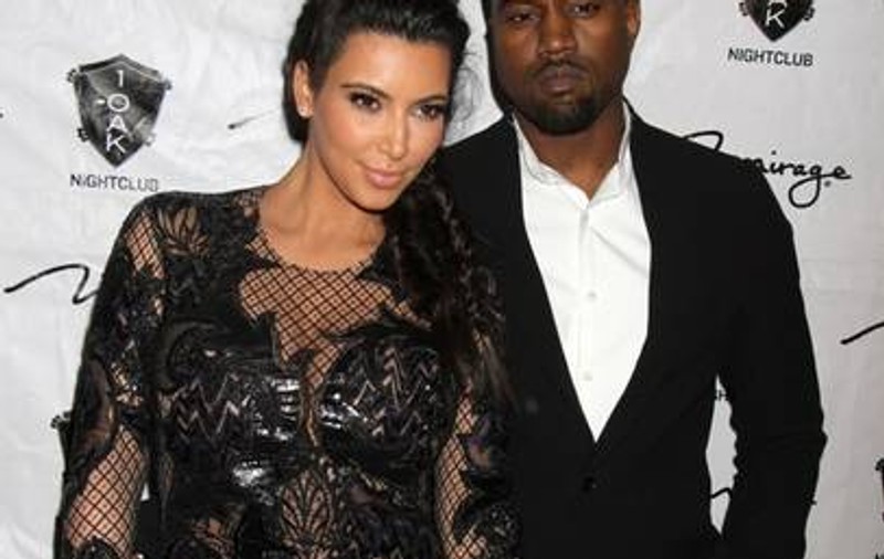 Kim Kardashian şi Kanye West, fotografiaţi GOI, într-un moment INTIM