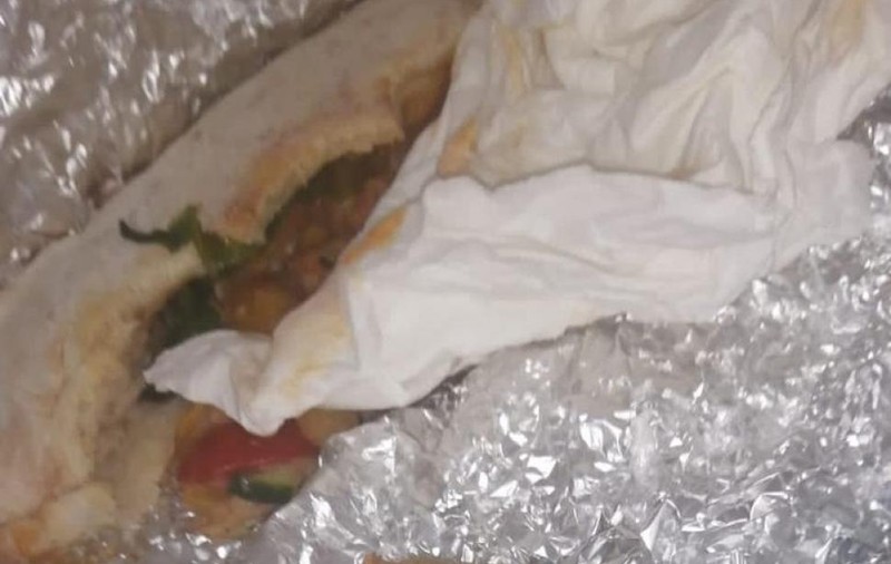 Bandaj plin de sânge găsit într-o chiflă, la un restaurant din Gorj: „Mi-e teamă că am luat vreo boală”