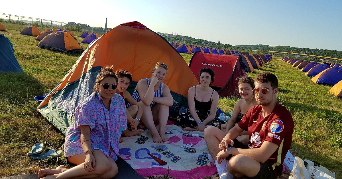 Tineri francezi veniți cu pături și corturi la festivalul de la Iași Afterhills