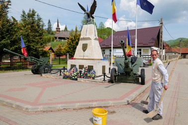 Adrian a făcut curățenie lună în jurul monumentului