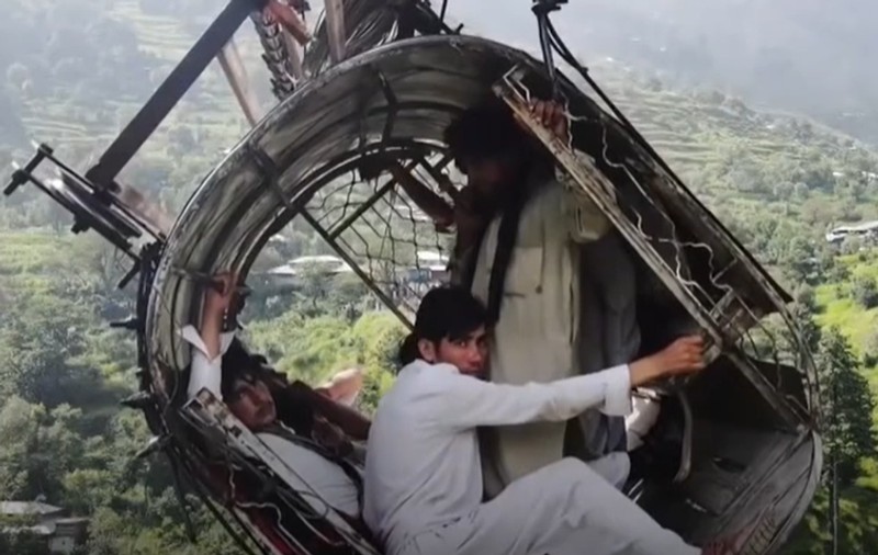Cum au așteptat să fie salvați oamenii din telecabina ruptă la 300 de metri deasupra prăpastiei, în Pakistan. Imagini dramatice