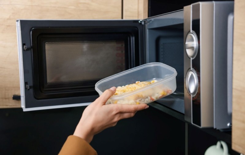 Cât de sănătos este să încălzeşti mâncarea în recipiente de plastic