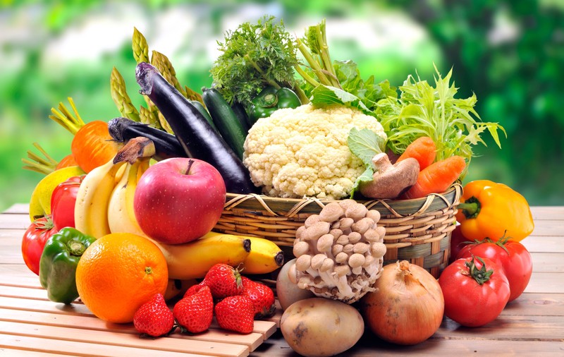 Clasamentul alimentelor periculoase din magazine. Fructe și legume cu pesticide, somon și lactate contaminate cu bacterii