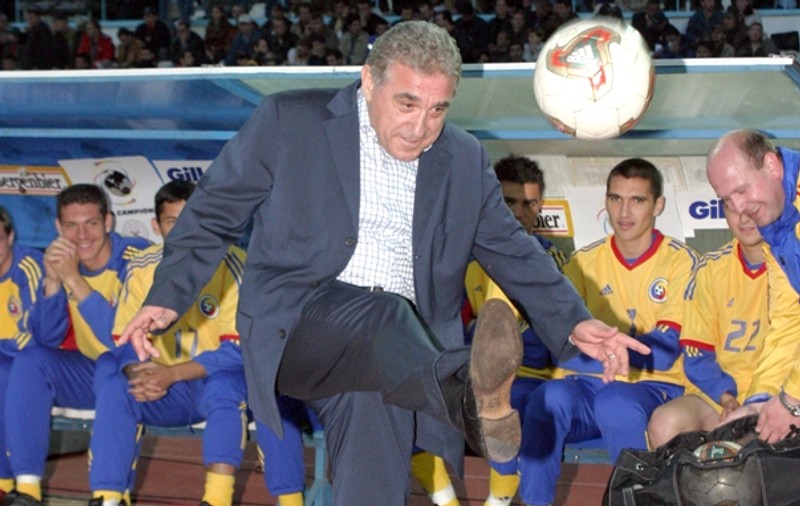 În 1989, vameşii i-au spart în cap impresarului Ioan Becali o vioară Stradivarius de un milion de dolari!