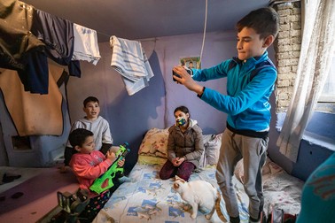 Telefonul la care copiii din familia Marin îşi fac lecţiile stă la încărcat în tavan
