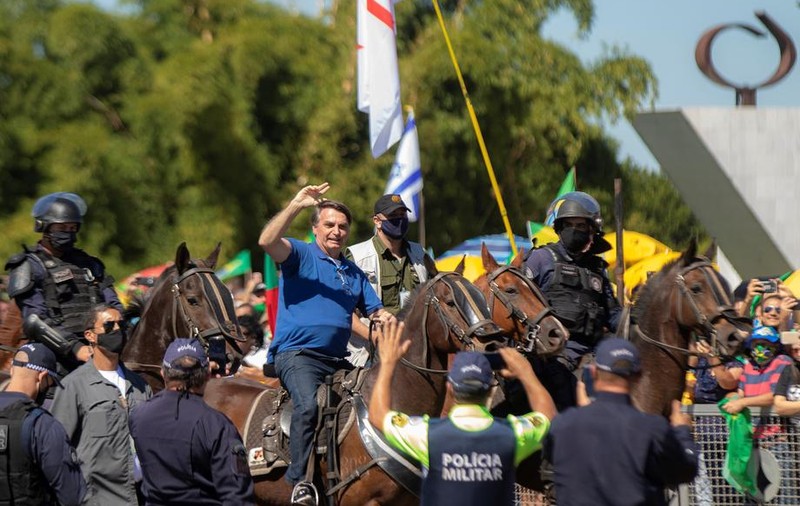 Preşedintele brazilian Bolsonaro, călare, a sfidat din nou regulile, când ţara sa este pe locul doi mondial la numărul cazurilor de COVID-19