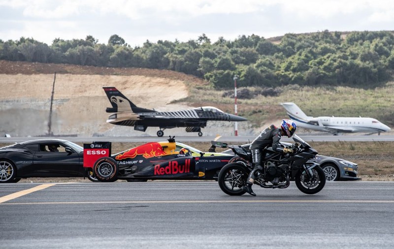 Cea mai nebună cursă de viteză a avut loc la Istanbul. S-au întrecut mașini, motociclete și avioane. Cine credeți că a învins? | VIDEO