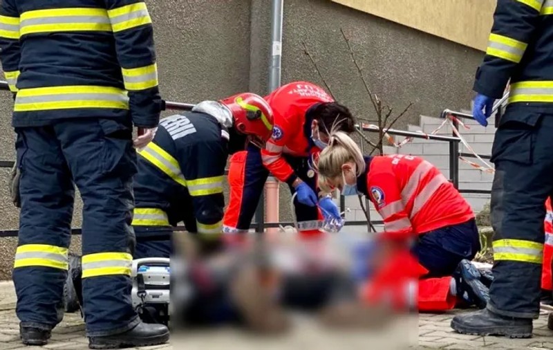 Doi bărbați au fost găsiți inconștienți într-o fosă septică, în comuna Rucăr. Unul dintre ei a murit