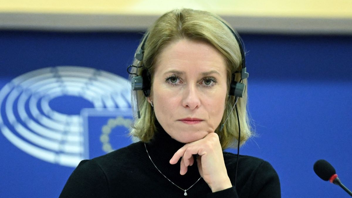 Kaja Kallas, șefa diplomației UE, în sala Parlamentului European, purtând o maleta neagră și având căști negre pe cap - 10 decembrie 2024