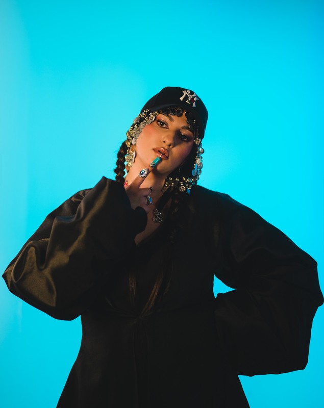 Cristina Stroe, soția lui Damian Drăghici, lansează „Dă și tu din”, un manifest muzical gipsy-pop-electronic. „Nu mă gândesc dacă mă place sau nu cineva”