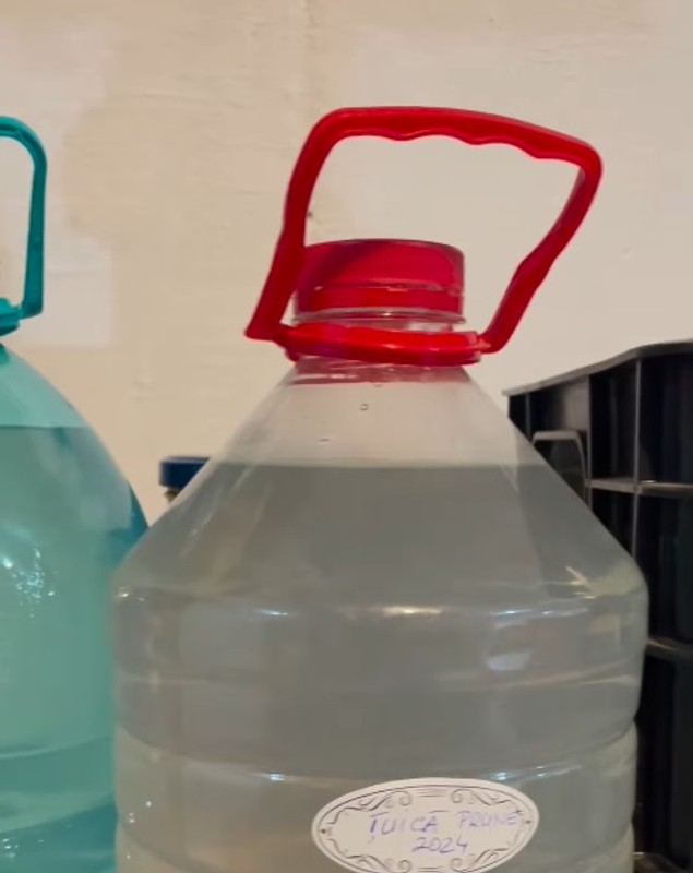 Imagini din cămara Danei Nălbaru și a lui Dragoș Bucur. Fanii le-au atras atenția: „Nu păstrați țuica în sticle de plastic”