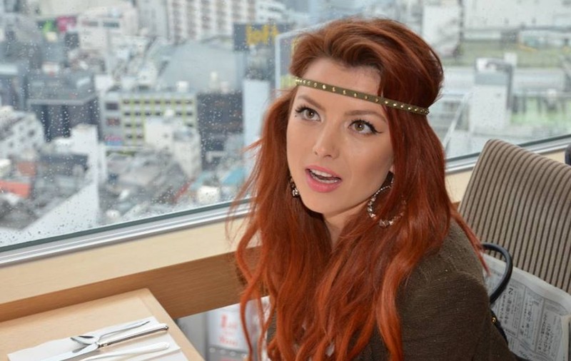TOATĂ LUMEA O ŞTIE ROŞCATĂ PE ELENA GHEORGHE, DAR UITE CUM ARĂTA PE VREMEA CÂND ERA BLONDĂ! ŢIE CUM ÎŢI PLACE MAI MULT?