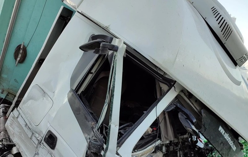 Șofer de TIR mort strivit în cabină, după ce a trecut prin separatoarele de sens pe A3, în Prahova