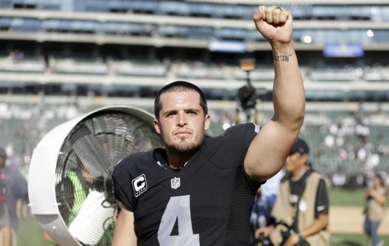 Derek Carr a devenit cel mai bine plătit sportiv din istoria NFL. Quarterback-ul de la Oakland va încasa 125 de milioane de dolari