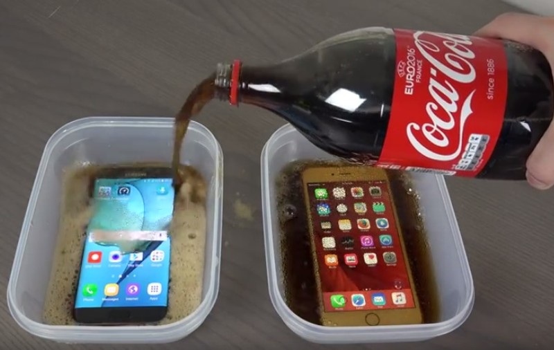 A turnat Cola peste Samsung și iPhone și le-a pus în congelator timp de 10 ore. Ce s-a întâmplat cu telefoanele? | VIDEO