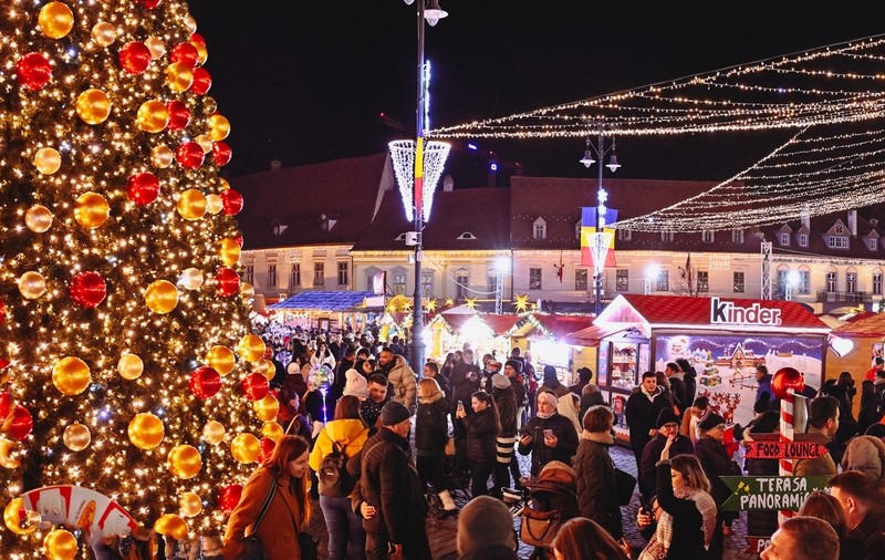 Cât costă un hotdog bavarez la Târgul de Crăciun din Sibiu. Porția de cartofi prăjiți se vinde cu 25 de lei