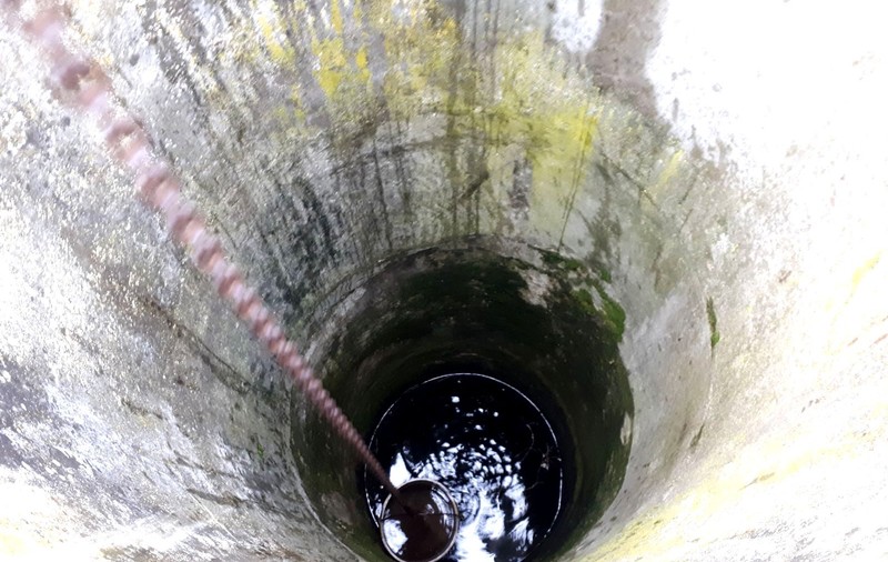 Un cățel căzut într-o fântână îngustă a fost salvat de pompieri. Au coborât cu un furtun de oxigen