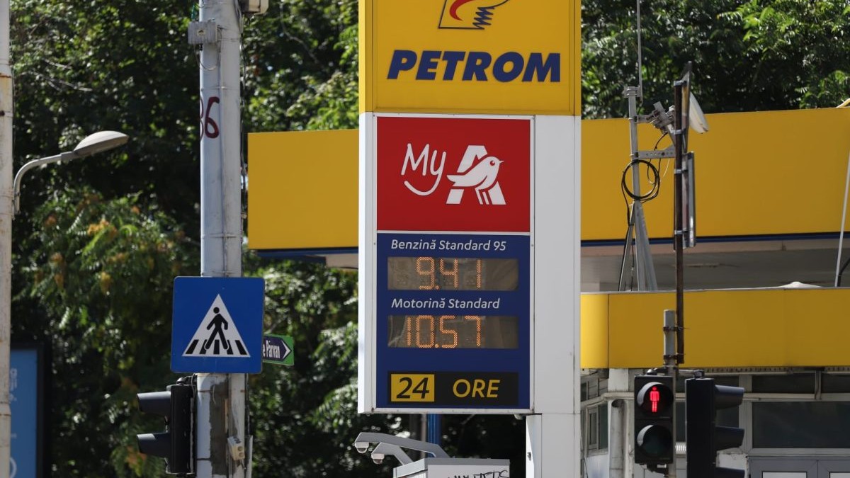 O benzinărie Petrom din București care arată prețul benzinei și motorinei, 3 august 2026