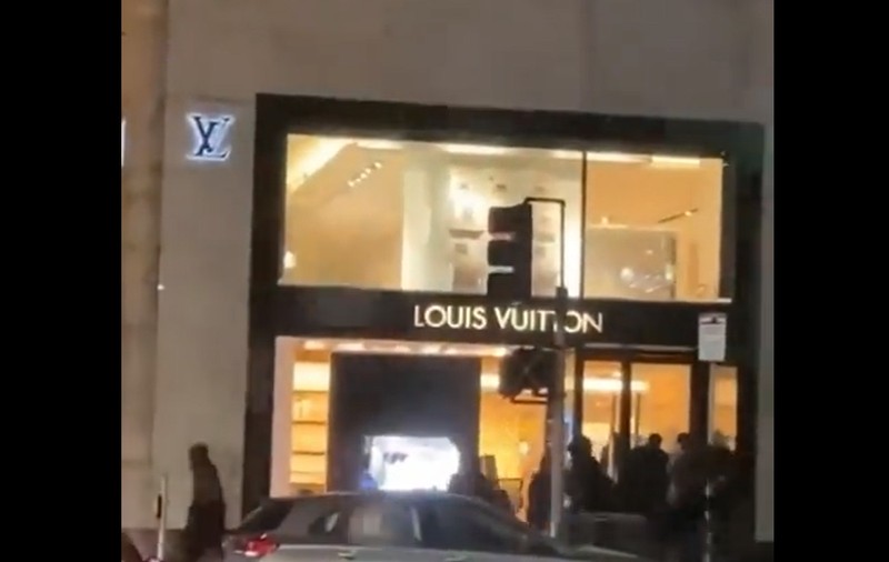 Metodă inedită de jaf în SUA: 80 de hoți au golit un magazin de lux în câteva minute