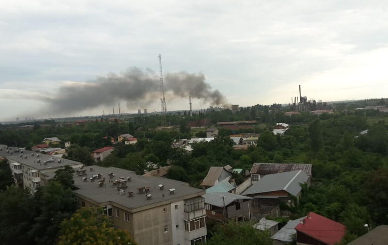 Incendiu în apropierea fostei rafinării Astra din Ploiești. Ard deșeuri periculoase pentru sănătatea oamenilor